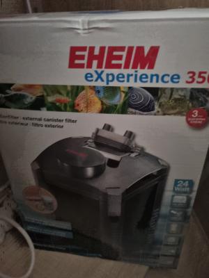Aquarium avec plusieurs accessoires