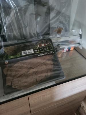 Aquarium avec plusieurs accessoires