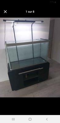 Grand aquarium et son meuble