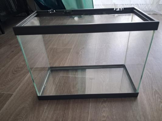 Matériels, nourriture, décoration et aquarium à vendre.