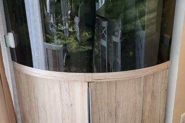 Aquarium d'angle 340 L avec vitre de façade bombée