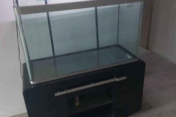 Grand aquarium et son meuble