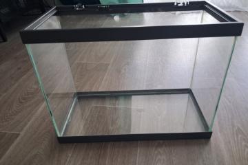 Matériels, nourriture, décoration et aquarium à vendre.